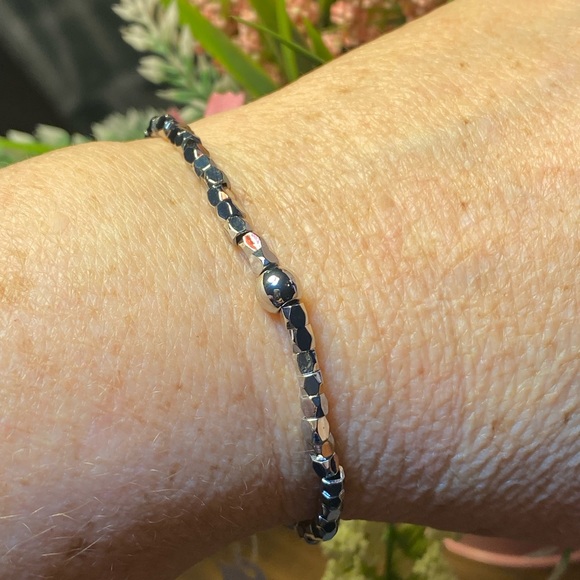 NWT HAZY SILVER FUNKY METAL BEADS STRETCH TO FIT BRACELET - Picture 12 of 12